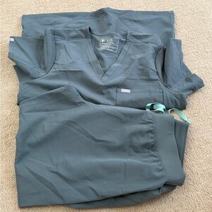 Figs Scrub Set in Moss